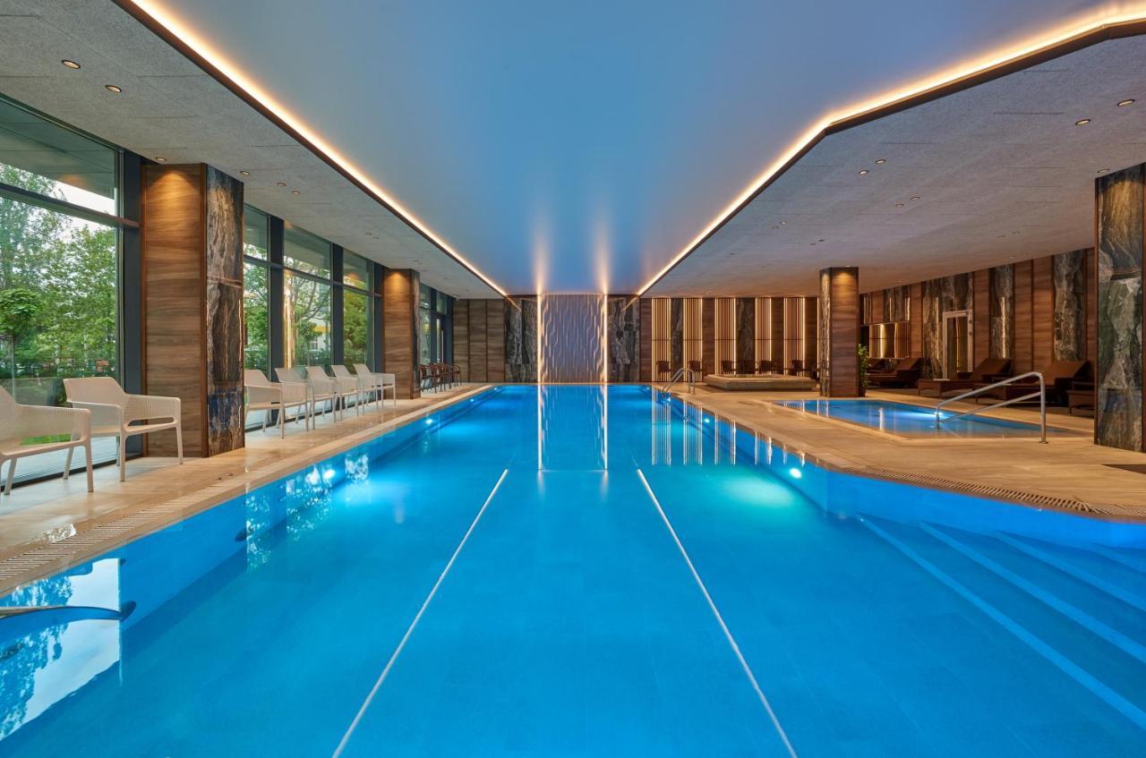 Premier Hotel Odessa Ngoại thất bức ảnh The swimming pool at The Dorchester