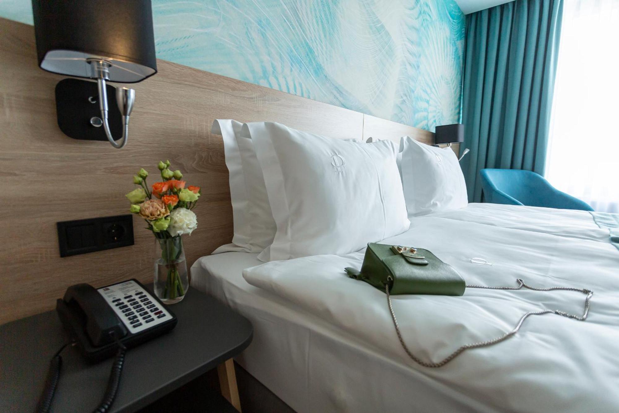 Premier Hotel Odessa Phòng bức ảnh A telephone in a hotel room