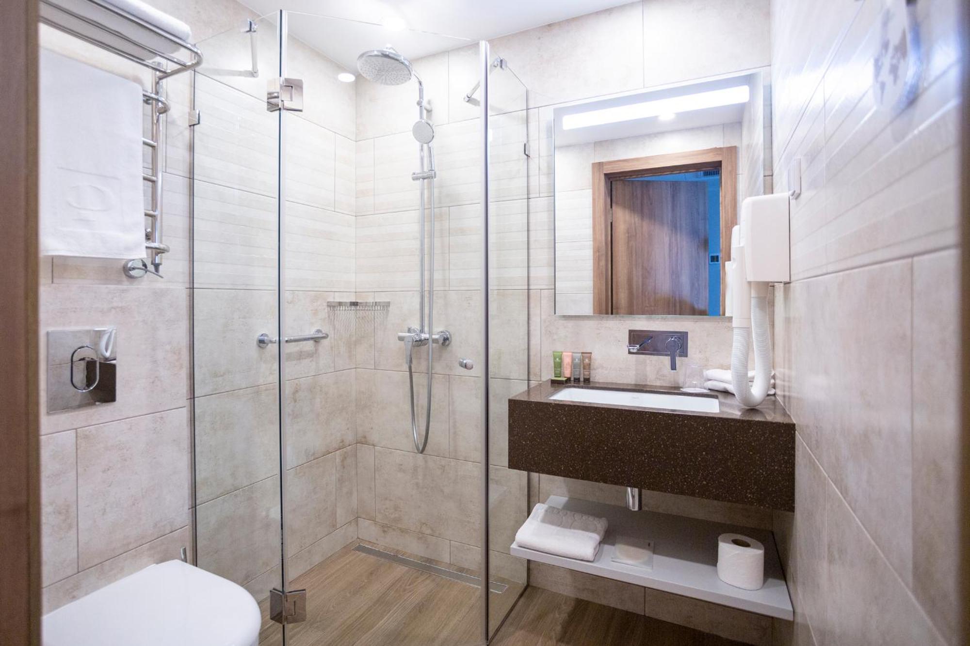 Premier Hotel Odessa Phòng bức ảnh A shower enclosure