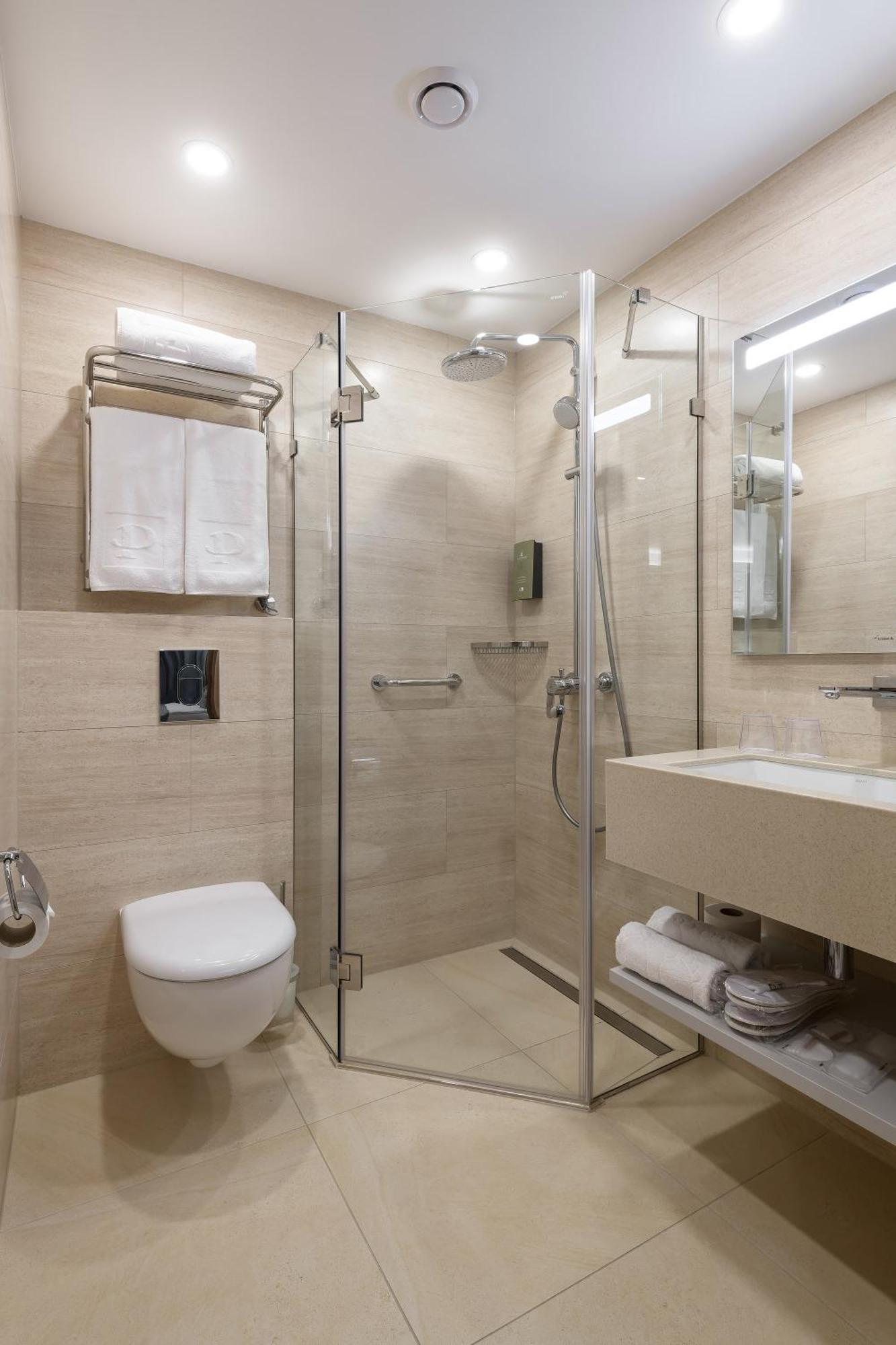 Premier Hotel Odessa Phòng bức ảnh A shower cubicle